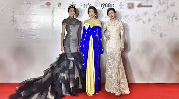 余薇薇亮相世界小姐安徽總決賽，一襲藍(lán)色長裙小露香肩，時(shí)尚感爆棚 