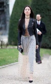 同樣褲子穿裙子里，劉亦菲是天仙，關(guān)曉彤卻成最大的笑話！