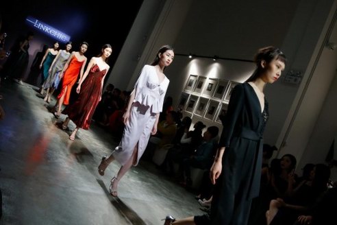 《萬(wàn)象有靈——LinkChic靈犀·李高級(jí)成衣2019新品發(fā)布》