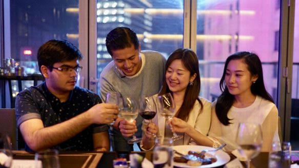 在香港金融界，有一種生活哲學(xué)叫Derek Lau