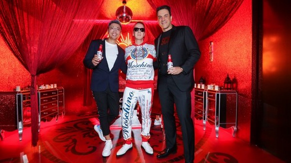 百威宣布與MOSCHINO合作 十五款跨界時尚單品與聯名啤酒首秀登場