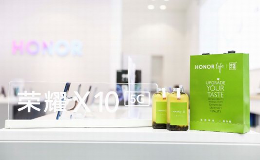 五大原力喚醒你生活升級新元氣，榮耀HONOR life科技潮飲快閃店亮相魔都