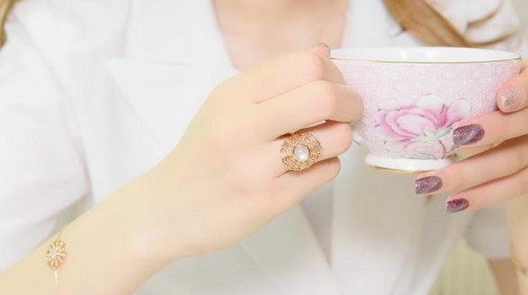 時(shí)尚博主天使與魔鬼718，分享近期發(fā)現(xiàn)的寶藏品牌法式輕奢珠寶Atelier J.FB