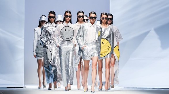 LILY商務(wù)時(shí)裝再登SS21上海時(shí)裝周開(kāi)幕秀 領(lǐng)軍之力賦能中國(guó)新女性