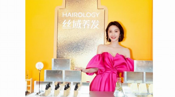 唐藝昕亮相絲域養(yǎng)發(fā)“發(fā)際線能量站”，助陣高科技系列新品