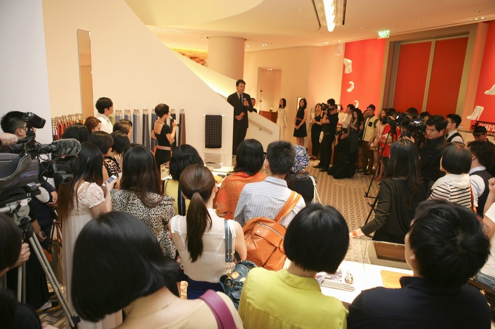 Hermes愛馬仕上海恒隆廣場專賣店拓店新貌開幕，愛馬仕北亞區(qū)董事總經(jīng)理柯睿涵（Florian CRAEN）先生，中國區(qū)總裁雷榮發(fā)（Leo LUI）先生等出席