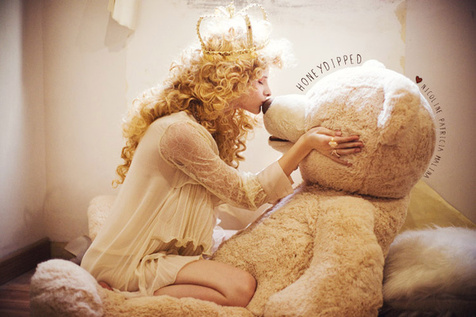 在溫柔澄黃色的氣氛下，模特兒和小熊把畫面塑造成一個(gè)童話國(guó)度，蕾絲、氣球、玩偶、皇冠&hellip;&hellip;都是女生向往的元素